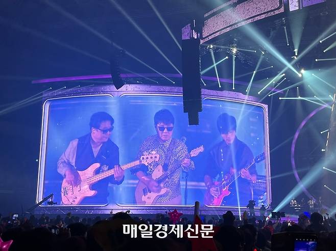 가수 조용필이 26일 밴드 위대한탄생과 함께 연주 퍼포먼스를 선보이고 있다. 그는 이날 ‘그대여’ ‘미지의 세계’ ‘모나리자’ 등에서 기타 연주와 함께 라이브를 소화했다.