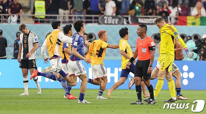 (알라이얀(카타르)=뉴스1) 이동해 기자 = 23일(현지시간) 오후 알라이얀의 할리파 인터내셔널 스타디움에서 열린 2022 카타르 월드컵 E조 일본과 독일의 경기에서 2대1 역전승을 거둔 일본 선수들이 기쁨을 나누고 있다. 아쉬워하는 독일 골키퍼 노이어. 2022.11.24/뉴스1  Copyright (C) 뉴스1. All rights reserved. 무단 전재 및 재배포 금지.