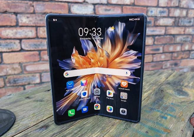 중국 스마트폰 제조사 '아너'(Honor)가 한화 139만원 상당의 초저가 폴더블폰 '매직Vs'를 출시했다./사진=MUO