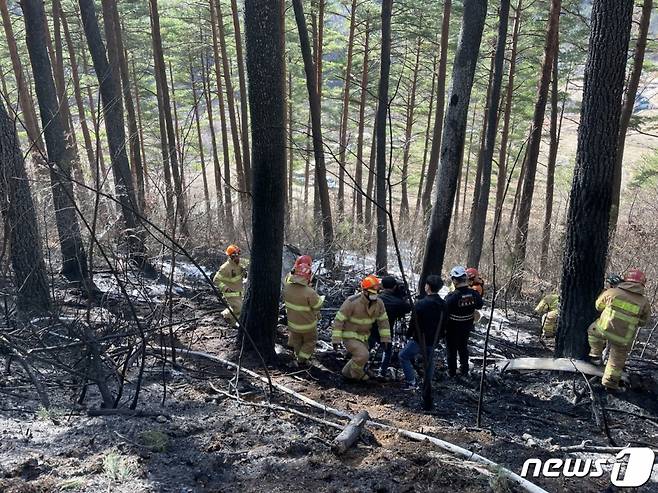 27일 강원 양양군 현북면 명주사 인근에서 헬기 1대가 추락하는 사고가 발생해 소방당국이 화재 진화를 마친 뒤 추락 현장을 조사하고 있다.  강원도 소방본부에 따르면 이날 오전 10시 50분쯤 양양군 현북면 어성전리 명주사 인근에서 헬기가 추락했다는 신고가 접수, 인력 40여 명과 장비 16대를 동원해 사고 수습에 나서고 있다.  /사진제공=양양군