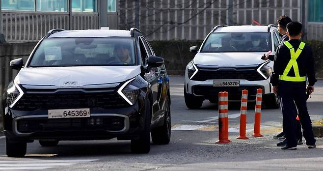 [광주=뉴시스] 이영주기자 = 민주노총 공공운수노조 화물연대의 총파업이 이틀째인 25일 오전 광주 서구 기아차 제2공장에서 내수용 신차가 임시 번호판을 달고 광산구 평동 출하장으로 향하고 있다. 2022.11.25.
