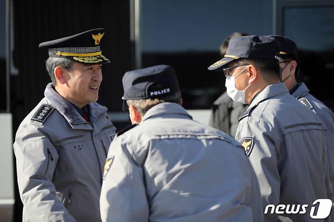 (의왕=뉴스1) 황기선 기자 = 윤희근 경찰청장이 27일 오전 경기 의왕ICD에서 민주노총 공공운수노조 화물연대본부(화물연대)의 집단운송거부(총파업) 상황 점검 전 근무자를 격려하고 있다. 2022.11.27/뉴스1  Copyright (C) 뉴스1. All rights reserved. 무단 전재 및 재배포 금지.