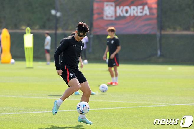 (도하(카타르)=뉴스1) 이광호 기자 = 파울루 벤투 감독이 이끄는 대한민국 축구대표팀의 손흥민이 27일 오전(현지시간) 카타르 도하 알에글라 트레이닝센터에서 훈련을 하고 있다. 2022.11.27/뉴스1  Copyright (C) 뉴스1. All rights reserved. 무단 전재 및 재배포 금지.