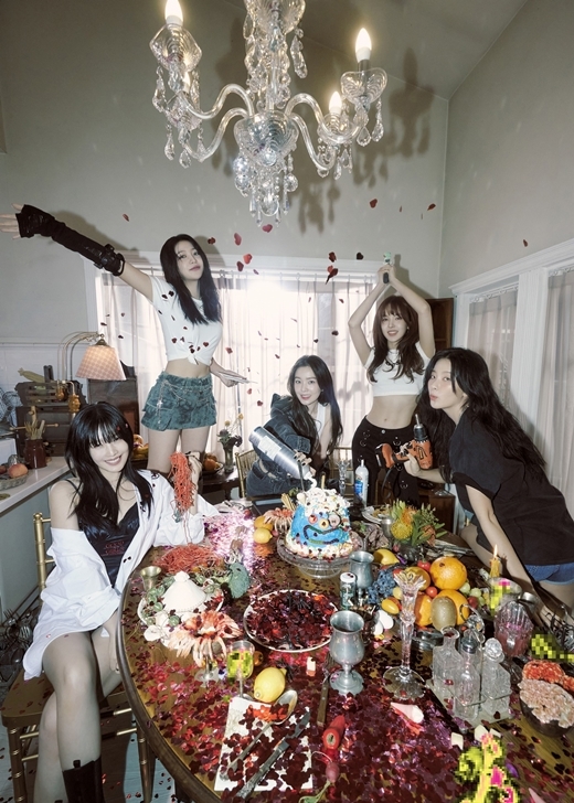 The group Red Velvet (Red Velvet) heralded a cool and vibrant transformation.According to his agency SM Entertainment on the 27th, Red Velvets new Mini album title song Birthday Music Video Teaser video will be released on YouTubes SMTOWN channel at 6 p.m.The title track Birthday is a trap rhythm-based pop dance song that samples George Gershwins Rhapsody in Blue and combines rhythmic drums with cool synth sounds.In the lyrics, there is a confession that if you are with me, every day will be as happy as your birthday and that you will return to your favorite birthday and make all the wishes you have imagined and present an unforgettable day.Especially, this Music Video will be able to meet the cool new song atmosphere and the cool and youthful charm of Red Velvet, and it is expected to attract attention by adding vivid colors and colorful animation effects.Red Velvets new Mini album The ReVe Festival 2022 - Birthday will be released on various music sites at 6 pm on the 28th and will be released on the same day.