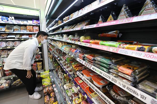 서울의 한 편의점에서 고객이 진열된 상품을 고르고 있다.[연합]