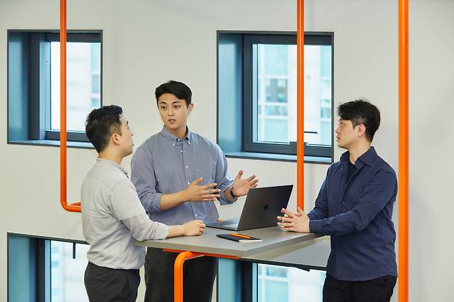 나성영 멋쟁이사자처럼 공동창업자(COO)가 임직원들과 회의를 하고 있다. [멋쟁이사자처럼 제공]