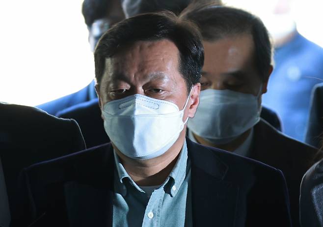 정진상 더불어민주당 대표실 정무조정실장이 18일 서초구 서울중앙지방법원에서 열린 구속 전 피의자 심문(영장실질심사)에 출석하고 있다. [연합]