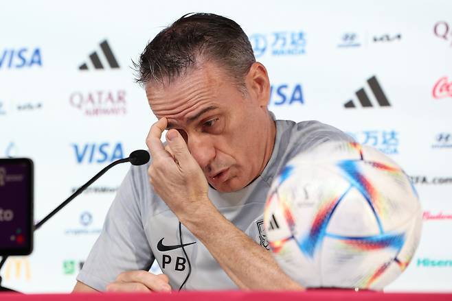 파울루 벤투 감독이 27일(현지시간) 카타르 알라이얀의 카타르 국립 컨벤션센터(QNCC)에 마련된 미디어센터(MMC)에서 공식 기자회견을 하고 있다. 연합뉴스