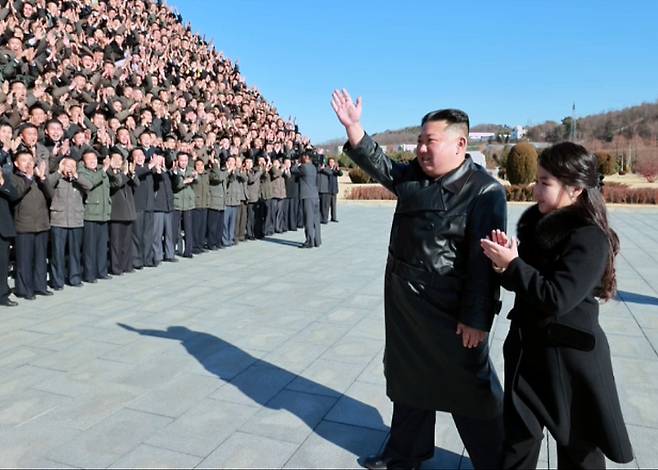 [서울=뉴시스] 북한 조선중앙TV가 27일 북한 김정은 국무위원장이 신형대륙간탄도미사일 화성포-17형 시험발사 참여했던 공로자들과 함께 기념사진을 찍고 그들의 노력을 평가했다고 보도했다. 이날 김 국무위원장은 둘째 딸을 데리고 나와 과시하는 모습을 보였다. 이날 공개된 사진에서 털이 달린 검은색 긴 코트를 입은 둘째 딸은 가죽 롱코트 차림의 김 위원장의 팔짱을 끼며 나란히 걷는가 하면, '화성-17형' 발사 공로자들에게 박수를 보내는 등 자연스러운 모습을 연출했다. (사진=조선중앙TV 캡쳐) 2022.11.27. photo@newsis.com *재판매 및 DB 금지