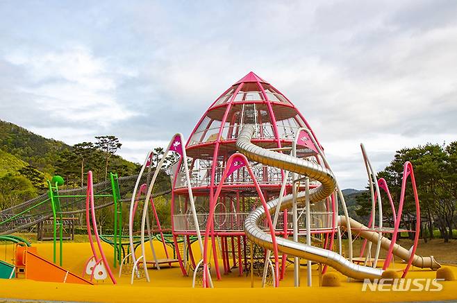 [창원=뉴시스] 행정안전부의 '2022년 우수 어린이놀이시설'로 선정된 밀양시 '사명대사 유적지 연꽃타워 놀이터'.(사진=경남도 제공)2022.11.27. photo@newsis.com