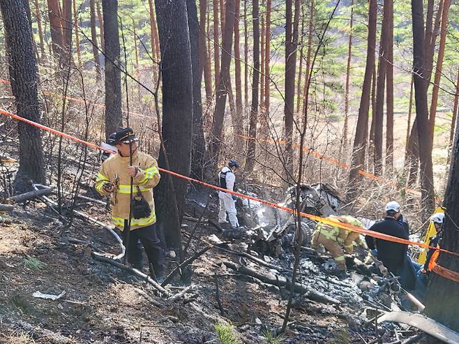 25일 강원 양양지역에서 산불 예방을 위한 계도 비행을 하던 헬기 1대가 야산으로 추락하면서 탑승자 5명이 숨지는 안타까운 사고가 발생했다. 양양군 제공