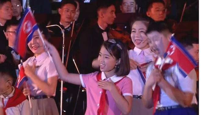 지난 9월8일 진행된 북한 9·9절 행사에 김정은 국무위원장의 딸로 추정되는 소녀가 등장했다. 조선중앙TV 캡처