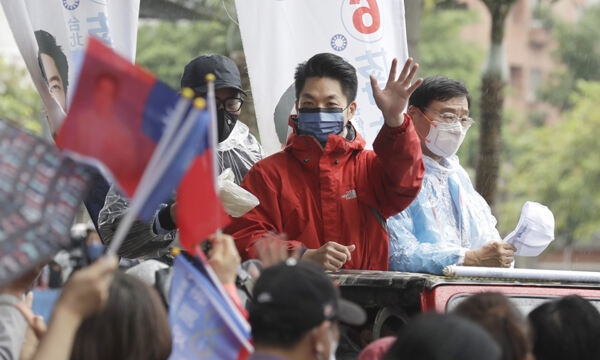대만 국민당의 장완안(43) 타이베이 시장 후보가 지지자들을 향해 손을 흔들고 있다. 타이베이=AP연합뉴스
