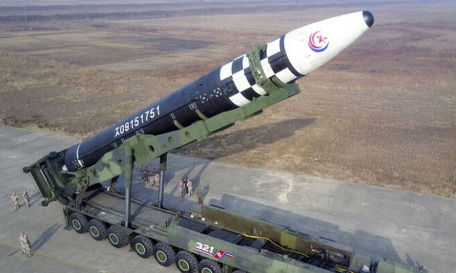 북한이 지난 18일 김정은 국무위원장의 지도 아래 신형의 대륙간탄도미사일 화성-17형을 시험 발사했다. 사진은 화성-17형 이동식 발사대 모습. 평양=조선중앙통신·연합뉴스
