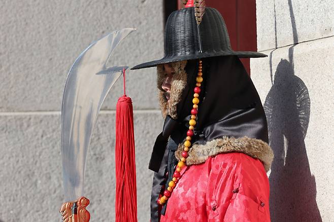 방한모인 휘양을 착용하고 문을 지키고 있는 경복궁 수문장.