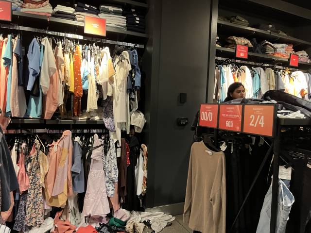 25일(현지 시간) 미국 실리콘밸리 남쪽에 위치한 길로이 아웃렛 아베크롬비 매장에 쇼핑객들이 매대를 둘러보고 있다. /실리콘밸리=정혜진 특파원