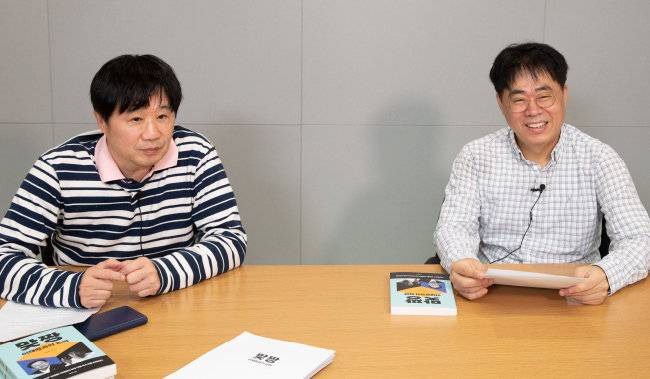 공저 ‘맞짱-이재명과의 한판’을 놓고 대화하는 서민 교수(왼쪽)와 김경율 회계사. [박해윤 기자]