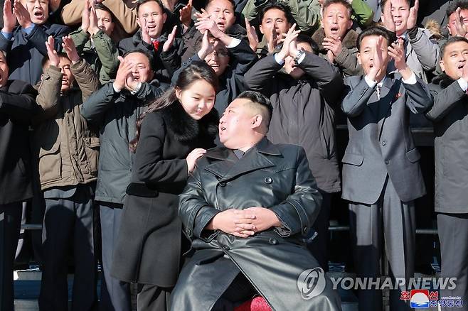 김정은, ICBM 공로자들과 기념사진…둘째딸 또 동행 (평양 조선중앙통신=연합뉴스) 북한 김정은 국무위원장이 지난 18일 있었던 대륙간탄도미사일(ICBM) '화성-17형' 발사에 참여했던 공로자들과 기념사진을 찍고 그들의 노력을 평가했다. 
 조선중앙통신은 27일 "경애하는 김정은 동지께서 신형대륙간탄도미사일 화성포-17형 시험발사 성공에 기여한 성원들과 함께 기념사진을 찍으시였다"고 보도했다.
 통신은 특히 이번 기념촬영에 "경애하는 총비서 동지께서 존귀하신 자제분과 함께 촬영장에 나왔다"고 밝혔다. 김 위원장은 지난 18일 ICBM 발사장에서 처음 공개했던 둘째 딸과 이번에도 손을 꼭 잡고 등장했다. 2022.11.27 
    [국내에서만 사용가능. 재배포 금지. For Use Only in the Republic of Korea. No Redistribution] 
 nkphoto@yna.co.kr