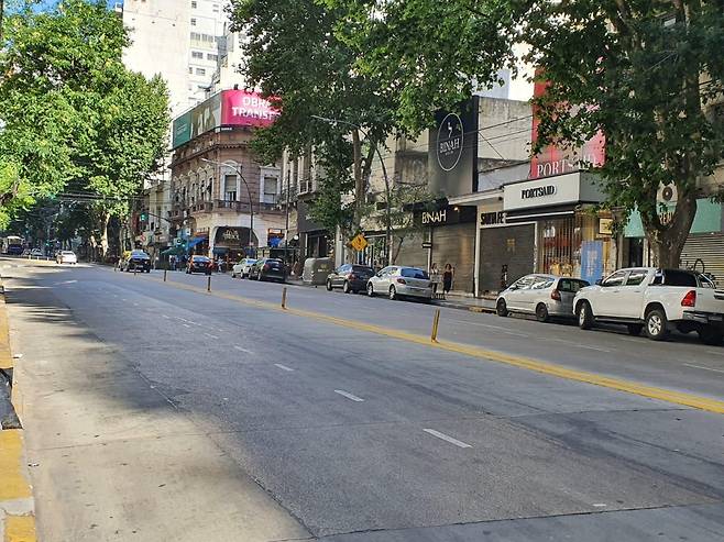 아르헨티나 부에노스아이레스 산타페 대로 (부에노스아이레스=연합뉴스) 김선정 통신원 = 26일(현지시간) 부에노스아이레스의 가장 중요한 대로 중 하나인 산타페 대로의 상점들이 아르헨티나 대 멕시코 경기가 시작되기 전 철문을 다 닫았다. 상점들은 경기가 중계되는 2시간 동안 문을 닫았으며, 거리에는 사람 한 명 찾아볼 수 없었다. 거리는 아르헨티나가 2대 0으로 이긴 후 다시 활기를 찾았다. 2022.11.26.