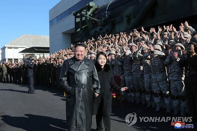 김정은, ICBM 공로자들과 기념사진…둘째딸 또 동행 (평양 조선중앙통신=연합뉴스) 북한 김정은 국무위원장이 지난 18일 있었던 대륙간탄도미사일(ICBM) '화성-17형' 발사에 참여했던 공로자들과 기념사진을 찍고 그들의 노력을 평가했다. 
 조선중앙통신은 27일 "경애하는 김정은 동지께서 신형대륙간탄도미사일 화성포-17형 시험발사 성공에 기여한 성원들과 함께 기념사진을 찍으시였다"고 보도했다.
 통신은 특히 이번 기념촬영에 "경애하는 총비서 동지께서 존귀하신 자제분과 함께 촬영장에 나왔다"고 밝혔다. 김 위원장은 지난 18일 ICBM 발사장에서 처음 공개했던 둘째 딸과 이번에도 손을 꼭 잡고 등장했다. 2022.11.27 
    [국내에서만 사용가능. 재배포 금지. For Use Only in the Republic of Korea. No Redistribution] 
 nkphoto@yna.co.kr