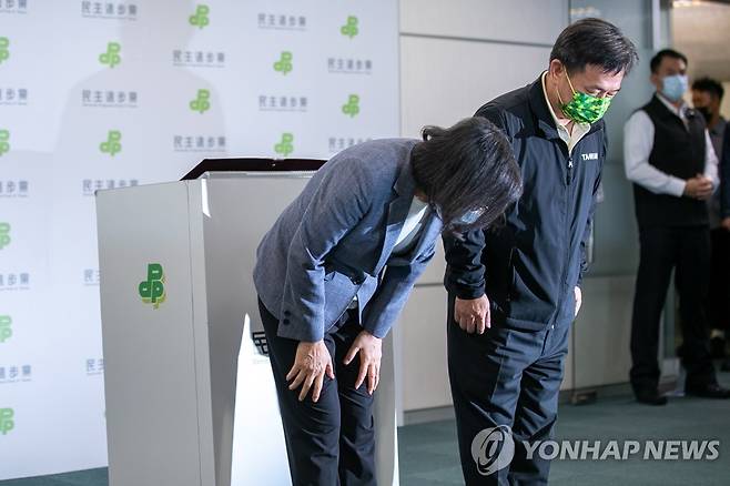 고개 숙인 차이잉원 대만 총통 (EPA=연합뉴스) 차이잉원(왼쪽) 대만 총통이 지난 26일 지방선거 참패에 고개 숙여 사과하며 집권 민진당의 주석에서 사퇴한다고 발표했다. 2022.11.27.