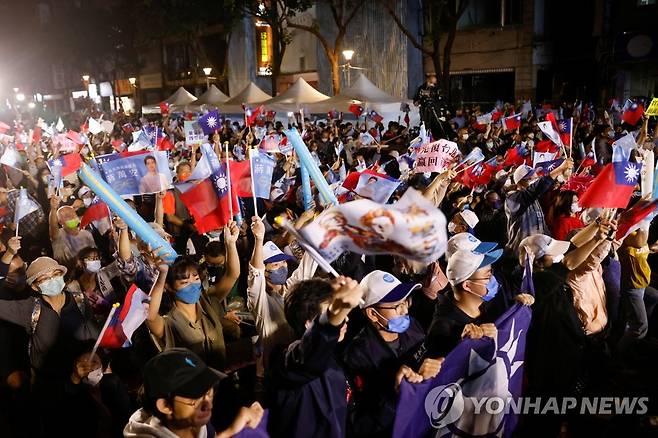 대만 제1야당 지지자들 승리에 환호 (타이베이 로이터=연합뉴스) 대만 제1야당 국민당 지지자들이 26일 치러진 지방선거에서 압승을 거두자 타이베이 거리에서 환호하고 있다. 2022.11.27