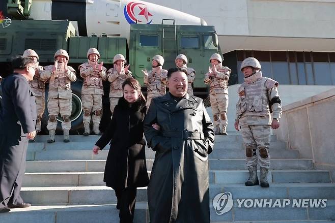 김정은, ICBM 공로자들과 기념사진…둘째딸 또 동행 (서울=연합뉴스) 북한 김정은 국무위원장이 지난 18일 있었던 대륙간탄도미사일(ICBM) '화성-17형' 발사에 참여했던 공로자들과 기념사진을 찍고 그들의 노력을 평가했다. 
 조선중앙TV는 27일 "경애하는 김정은 동지께서 신형대륙간탄도미사일 화성포-17형 시험발사 성공에 기여한 성원들과 함께 기념사진을 찍으시였다"고 보도했다.
 특히 이번 기념촬영에 "경애하는 총비서 동지께서 존귀하신 자제분과 함께 촬영장에 나왔다"고 밝혔다. 김 위원장은 지난 18일 ICBM 발사장에서 처음 공개했던 둘째 딸과 이번에도 손을 꼭 잡고 등장했다. [조선중앙TV 화면] 2022.11.27 
    [국내에서만 사용가능. 재배포 금지. For Use Only in the Republic of Korea. No Redistribution] 
 nkphoto@yna.co.kr