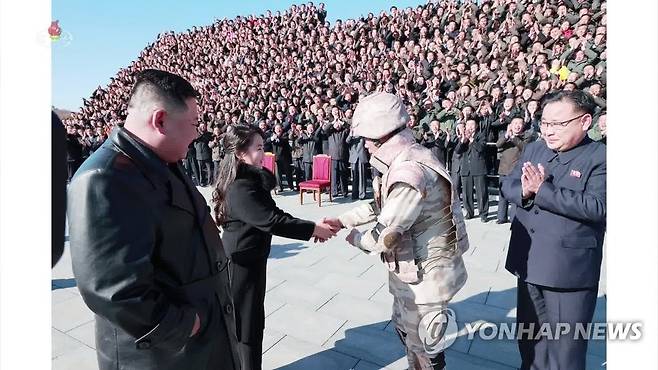 김정은 딸 김주애, '대장 승진' 장창하와 악수 (서울=연합뉴스) 북한 조선중앙TV는 북한 김정은 국무위원장이 지난 18일 있었던 대륙간탄도미사일(ICBM) '화성-17형' 발사에 참여했던 공로자들과 기념사진을 찍었다고 27일 보도했다. 사진은 기념촬영에 동행한 김 위원장의 둘째 딸 김주애가 장창하 국방과학원장과 악수하는 모습. 조선중앙통신은 장창하가 화성17형 개발 과정의 공로를 인정받아 '대장'으로 승진했다고 전했다. [조선중앙TV 화면] 2022.11.27 
    [국내에서만 사용가능. 재배포 금지. For Use Only in the Republic of Korea. No Redistribution] nkphoto@yna.co.kr