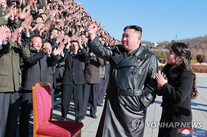 김정은, ICBM 공로자들과 기념사진…둘째딸 또 동행 (평양 조선중앙통신=연합뉴스) 북한 김정은 국무위원장이 지난 18일 있었던 대륙간탄도미사일(ICBM) '화성-17형' 발사에 참여했던 공로자들과 기념사진을 찍고 그들의 노력을 평가했다. 
 조선중앙통신은 27일 "경애하는 김정은 동지께서 신형대륙간탄도미사일 화성포-17형 시험발사 성공에 기여한 성원들과 함께 기념사진을 찍으시였다"고 보도했다.
 통신은 특히 이번 기념촬영에 "경애하는 총비서 동지께서 존귀하신 자제분과 함께 촬영장에 나왔다"고 밝혔다. 김 위원장은 지난 18일 ICBM 발사장에서 처음 공개했던 둘째 딸과 이번에도 손을 꼭 잡고 등장했다. 2022.11.27 
    [국내에서만 사용가능. 재배포 금지. For Use Only in the Republic of Korea. No Redistribution] 
 nkphoto@yna.co.kr