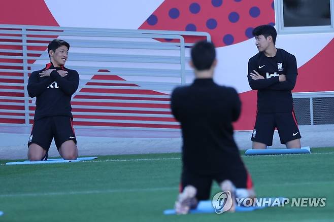 가나전 앞두고 훈련하는 황희찬과 이강인 (도하=연합뉴스) 김주성 기자 = 2022 카타르 월드컵 대한민국 축구대표팀의 황희찬과 이강인이 26일(현지시간) 카타르 도하 알에글라 훈련장에서 가나와의 조별리그 2차전에 대비해 훈련하고 있다. 2022.11.26 utzza@yna.co.kr