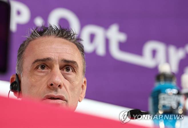 벤투 감독 "황희찬 가나전 출전 어려워" (알라이얀=연합뉴스) 임헌정 기자 = 2022 카타르 월드컵 조별리그 2차전 가나와 경기를 하루 앞둔 27일(현지시간) 카타르 알라이얀의 카타르 국립 컨벤션센터(QNCC)에 마련된 미디어센터(MMC)에서 파울루 벤투 감독이 공식 기자회견을 하고 있다. 
    벤투 감독은 이날 기자회견에서 "황희찬은 내일 뛰지 못한다. 김민재는 아직 모른다"고 밝혔다. 2022.11.27 kane@yna.co.kr