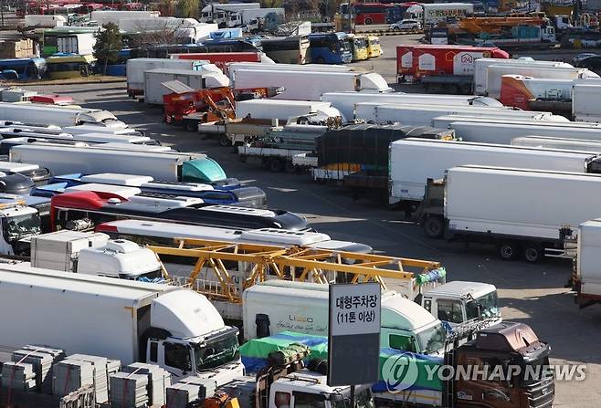 화물연대 파업 나흘째 (서울=연합뉴스) 신준희 기자 = 화물연대 총파업 나흘째인 27일 서울 서부트럭터미널에 화물차들이 주차돼 있다. 2022.11.27 hama@yna.co.kr