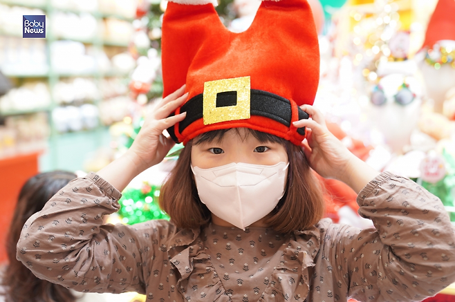 크리스마스를 준비하는 첫째. 트리를 장식하고, 선물을 받기 위한 양말을 걸어두는 것도 하나의 의식이다. ⓒ문선종