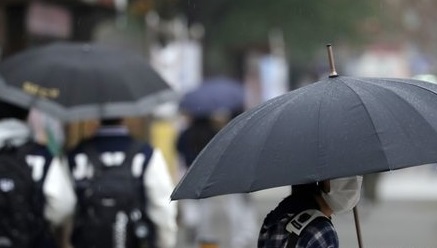 지난 22일 전주시 전북대에서 우산 쓴 학생들이 발걸음을 옮기고 있다. 사진=뉴스1