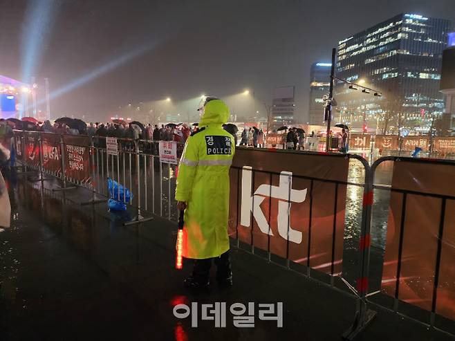 28일 서울 광화문광장에서 경찰관이 안전 관리에 힘쓰고 있다.(사진=황병서 기자)