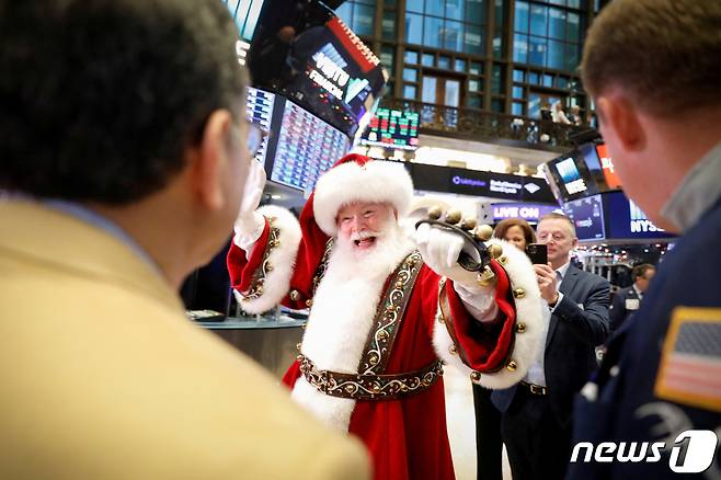 산타 복장을 하고 등장한 NYSE 트레이더. ⓒ 로이터=뉴스1