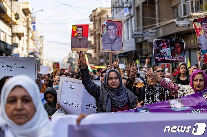 시리아 쿠르드족 시위대가 27일(현지시간) 시리아 카미슐리에서 튀르키예의 쿠르드족 탄압에 항의하는 시위를 열었다. 2022. 11. 27. ⓒ AFP=뉴스1 ⓒ News1 최서윤 기자
