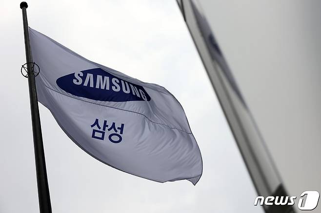 17일 장 초반 2400선을 내준 코스피가 오후 들어 낙폭을 축소하면서 2430대에서 등락을 거듭하고 있다. 이날 삼성전자는 5만 원대로 추락하며 52주 신저가를 경신했다. 삼성전자가 장중 5만 원대를 나타낸 것은 지난 2020년 11월 10일 이후 19개월여 만이다. 사진은 서울 서초구 삼성전자 서초 사옥에 게양된 삼성전자 깃발의 모습. 2022.6.17/뉴스1 ⓒ News1 조태형 기자