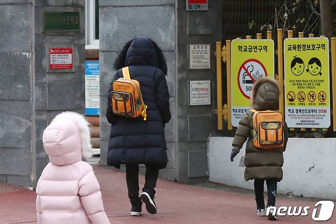 서울의 한 초등학교 병설유치원으로 어린이들이 학부모의 배웅을 받아 등원하고 있다. (사진은 기사 내용과 무관함) / 뉴스1 ⓒ News1 민경석 기자