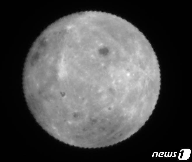 과학기술정보통신부와 한국항공우주연구원은 1일 달 궤도선 다누리가 촬영한 첫 번째 지구-달 사진을 공개했다. 사진은 지난 8월 29일 14시 다누리가 지구로부터 130만km 거리에서 촬영한 달 사진. (과학기술정보통신부 제공) 2022.9.1/뉴스1