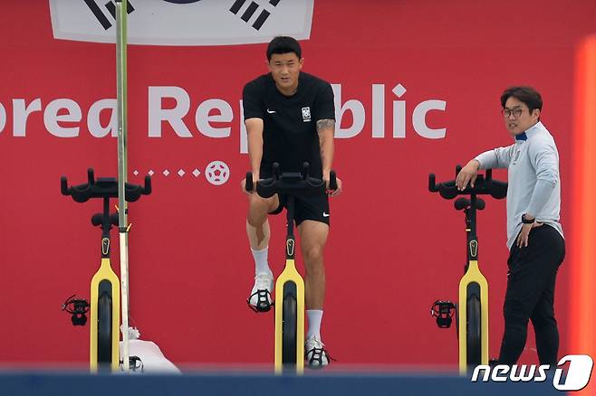 대한민국 축구대표팀 김민재가 27일 오전(현지시간) 카타르 도하 알에글라 트레이닝센터에서 자전거를 타고 있다. 2022.11.27/뉴스1 ⓒ News1 이광호 기자