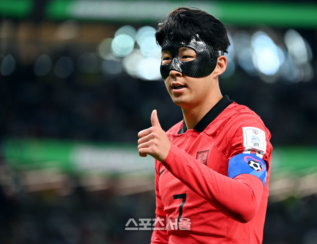 손흥민이 24일 카타르 알라얀 에듀케이션 시티 스타디움에서 열린 2022 FIFA 카타르 월드컵 조별리그 H조 1차전 우루과이와 경기에서 코너킥을 하러 가며 부심과 이야기를 나누고 있다. 2022. 11. 24.알라얀(카타르) | 최승섭기자 thunder@sportsseoul.com