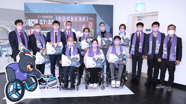 25일 강원도 평창기념관에서 열린 동계패럴림픽 유물 기증 행사에서 참석자들이 기념촬영을 하고 있다. 사진｜대한장애인체육회 제공