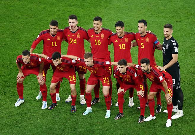 Soccer Football - FIFA World Cup Qatar 2022 - Group E - Spain v Costa Rica - Al Thumama Stadium, Doha, Qatar - November 23, 2022 Spain players pose for a team group photo before the match REUTERS/Marko Djurica