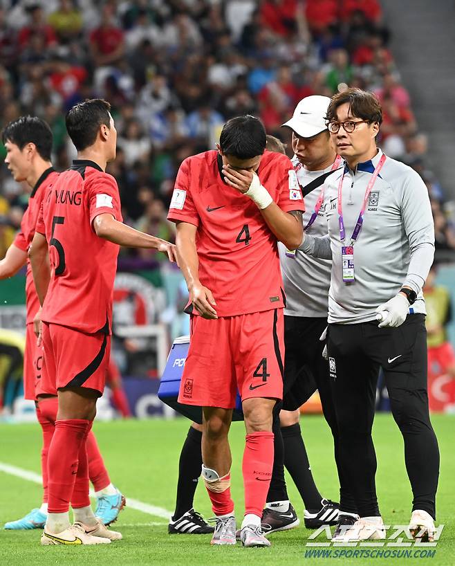 한국축구대표팀 김민재가 24일(한국시간) 카타르 알라얀 에듀케이션 시티 스타디움에서 열린 우루과이와의 경기에서 부상으로 치료를 받고 있다. 알라이얀(카타르)=송정헌 기자songs@sportschosun.com/2022.11.24/