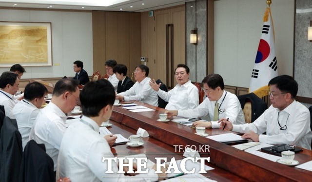 윤석열 대통령이 28일 오전 용산 대통령실 청사에서 수석비서관 회의를 주재하고 있다. /대통령실 제공