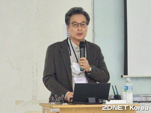 김턱곤 KAIST 명예교수가 디지털트윈을 주제로 기조 강연을 하고 있다.