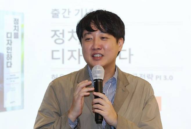 이준석 전 국민의힘 대표가 28일 오후 서울 영등포구 하우스카페에서 열린 허은아 국민의힘 의원의 '정치를디자인하다' 출판기념회에 참석해 축사하고 있다. (사진 제공=연합뉴스)