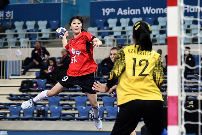 여자 핸드볼 국가대표 서아루가 28일 인천 남동체육관에서 열린 우즈베키스탄과의 아시아 여자핸드볼 선수권대회 3차전에서 슛을 던지고 있다. /대한핸드볼협회