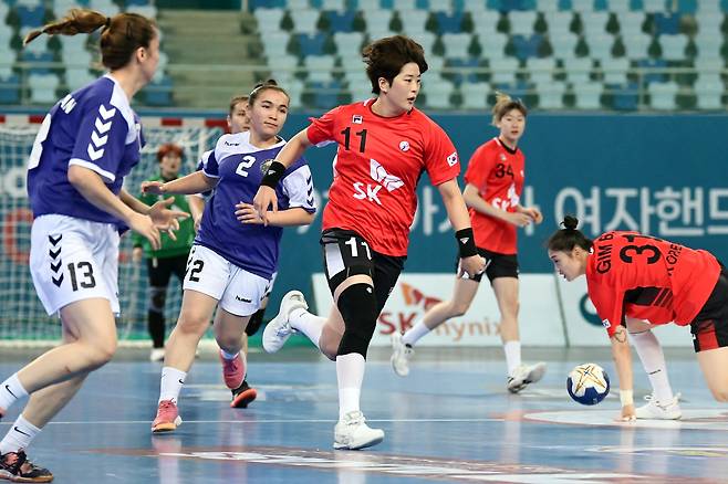 한국과 우즈베키스탄 선수들이 28일 아시아 여자핸드볼 선수권대회 3차전에서 맞붙고 있다. /대한핸드볼협회